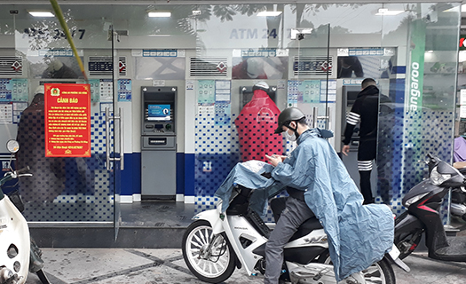 Thanh toán không tiền mặt gia tăng, ATM 